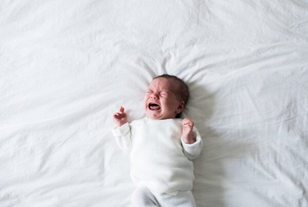 newborn baby slaap slecht slapen oververmoeid